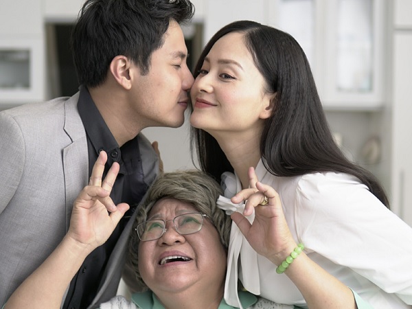 'Vợ chồng' Lan Phương bị bà nội vào phòng ngủ 'phá đám' khi đang đang tình tứ