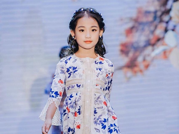 Cô bé 'láo' nhất phim Việt gây bất ngờ với giọng hát ngọt ngào, catwalk thần thái như người mẫu