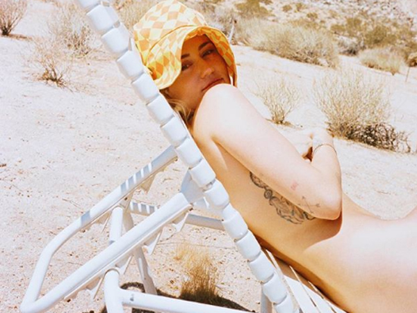 Cưới chồng chưa được bao lâu, Miley Cyrus lại gây sốc với ảnh khỏa thân hoàn toàn nằm để tắm nắng trên sa mạc