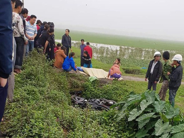 Hà Nội: Bàng hoàng phát hiện thi thể nam thanh niên có thương tích trên mặt, nằm cạnh xe máy
