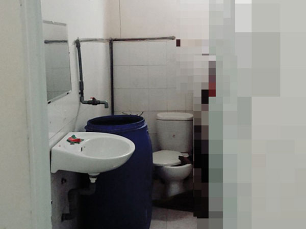 Tá hỏa phát hiện người đàn ông treo cổ tự tử trong nhà vệ sinh bưu điện