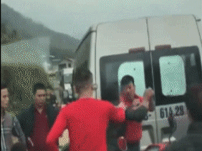 Thanh niên người Mông gọi bạn vây đánh tài xế đòi bồi thường sau va chạm giao thông ở Sa Pa?