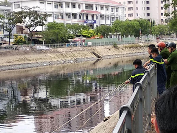 Thiệt mạng khi 'săn' cá vào ban đêm ở kênh Tàu Hủ