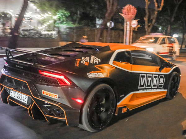 Từ hồng phấn điệu đà, đại gia Bạc Liêu lên màu áo mới cực hầm hố cho Lamborghini Huracan độc nhất Việt Nam