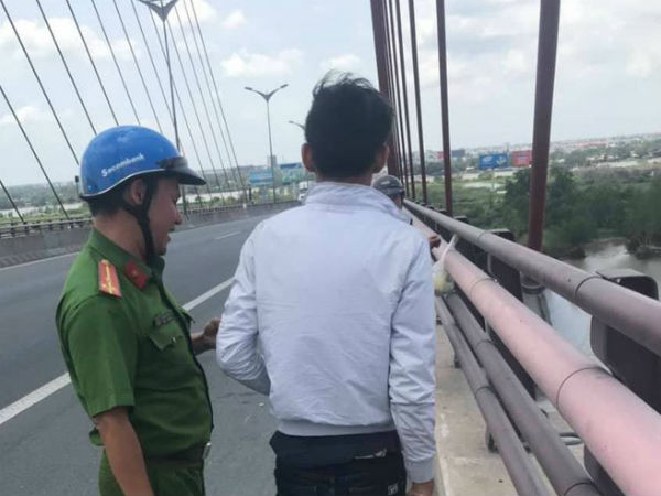 Cảnh sát khuyên giải nam thanh niên: 'Em đừng vì người con gái xa lạ mà làm chuyện dại dột'