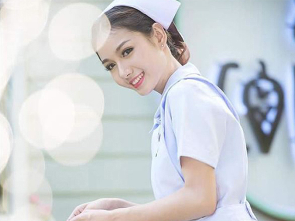 Đầu óc căng thẳng đi mua thuốc an thần để ngủ cho ngon lại gặp đúng cô dược sĩ có tâm, chàng trai trẻ nhận cái kết dở khóc dở cười