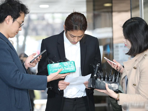 Jung Joon Young xuất hiện tiều tụy sau lệnh bắt giữ, chính thức xin lỗi nhưng lại bị ném đá vì hành động này