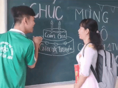 Màn thổi nến có 1-0-2 của đám học trò vừa sáng tạo vừa cảm động dành cho cô giáo khiến dân mạng trầm trồ