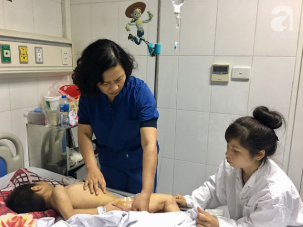 Mẹ khóc cạn nước mắt vì đứa con trai bại não bị 4 con chó cắn đứt bộ phận sinh dục