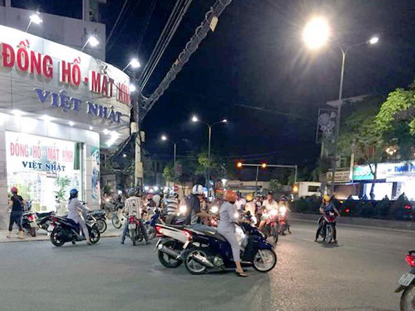 Một người tử vong, 2 thoát chết khi bảng quảng cáo vướng dây điện