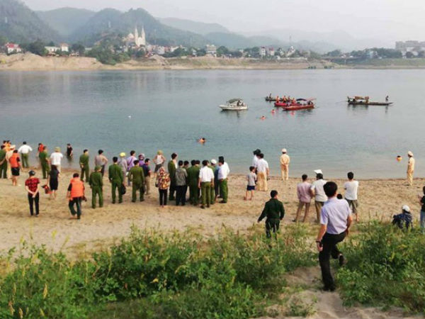 [NÓNG] 8 học sinh đuối nước tử vong khi tắm sông ở Hoà Bình