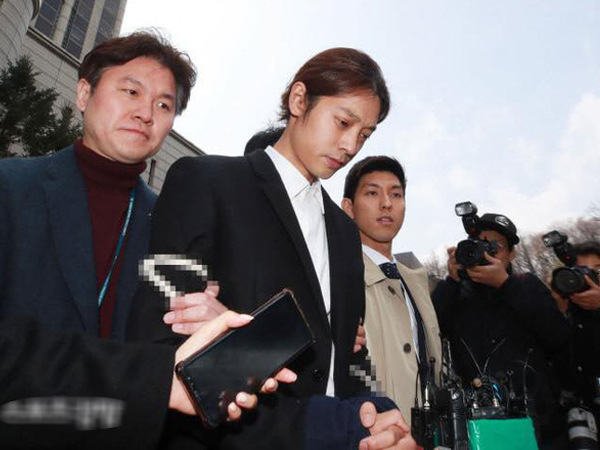 Nóng: Jung Joon Young bị trói, còng tay áp giải đến phòng giam tại đồn cảnh sát