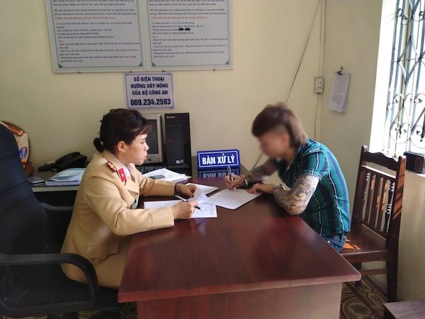 Phạt 'dân chơi' Khá Bảnh 5,5 triệu, tước GPLX 2 tháng vì dàn hàng chụp ảnh trên cao tốc