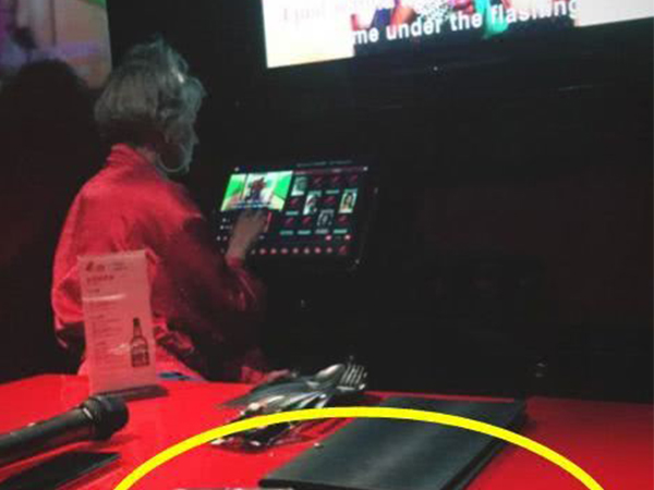 Sống ăn bám mẹ Hoa hậu, con rơi của Thành Long cùng vợ đồng tính vẫn thoả thê đi karaoke giải trí với nhau