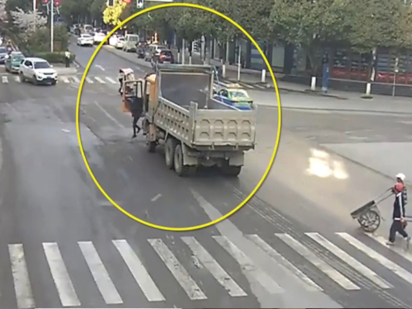 Video: Tài xế dừng xe tải giữa ngã ba, chạy đi mua đồ ăn sáng