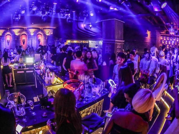 Cảnh ăn chơi ở quán bar phạm pháp, bán rượu 1,6 tỷ đồng của Seungri