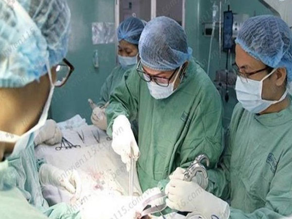 Chàng trai Việt bị rách tầng sinh môn sau khi ngồi xổm lên bồn cầu