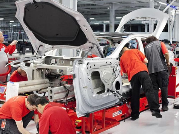 Chạy đua sản xuất ôtô điện Tesla, công nhân bị vắt kiệt sức