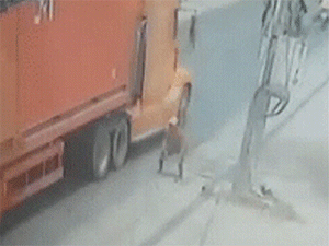 Clip hãi hùng: Người đàn ông tự lao đầu vào xe container đang chạy, thoát chết thần kỳ