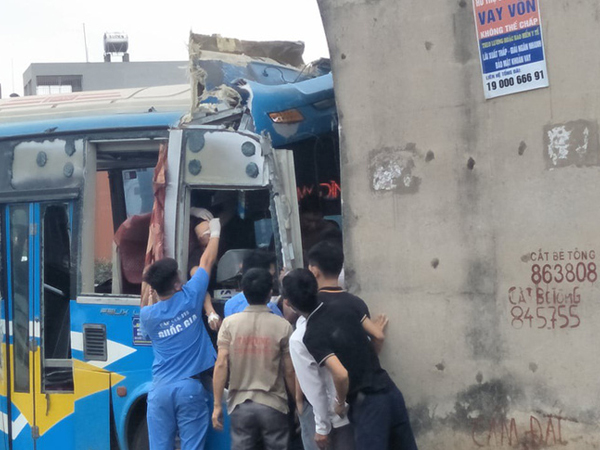 Hải Dương: Xe khách lao qua dải phân cách đâm vào gầm cầu vượt, hai người mắc kẹt phải truyền nước ngay trên ca bin