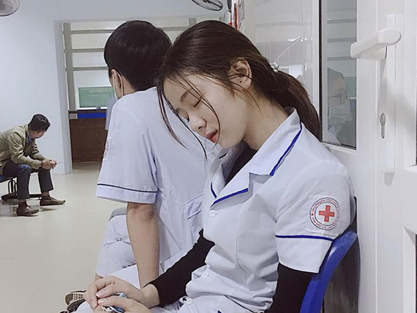 Một giây mệt mỏi, gái xinh Nghệ An đâu ngờ được báo Hàn gọi hẳn là: 'Công chúa ngủ trong bệnh viện'