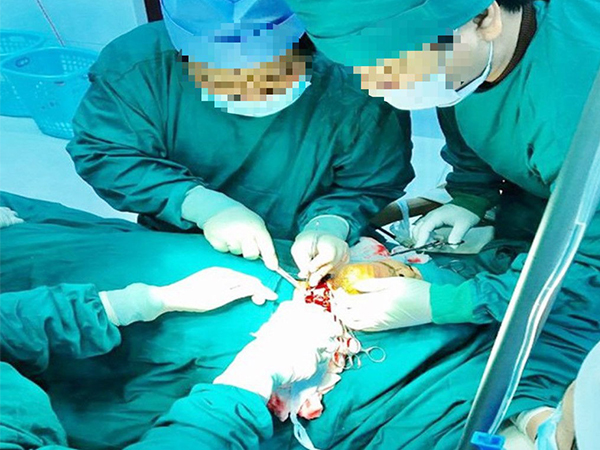 Nam thanh niên 'ngáo đá' tự cứa cổ suýt chết
