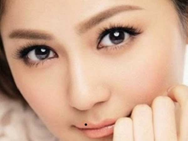 Phụ nữ có 5 NỐT RUỒI này trên gương mặt khiến đường TÌNH DUYÊN LẬN ĐẬN trắc trở, càng hậu vận càng CÔ ĐỘC