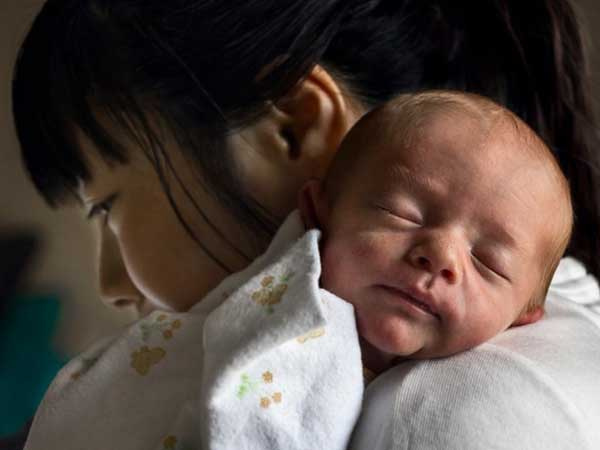 Sinh con rồi mới hiểu: 'Không có ai dạy cho tôi biết phải làm mẹ như thế nào!'