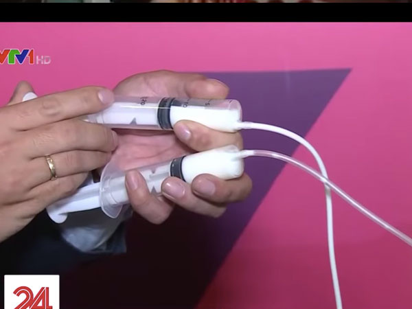Thí nghiệm đơn giản lật tẩy bí ẩn đằng sau những clip búp bê Kumanthong tự uống sữa