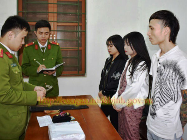 Kiểm tra ô tô nghi vấn, phát hiện 2 cô gái xinh đẹp cùng ma túy và “kho” dao kiếm