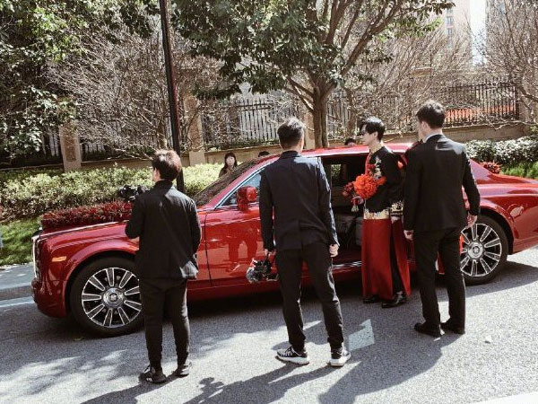 Thiếu gia giàu nhất Trung Quốc làm phù rể, tặng 'nóng' cô dâu chú rể 1 chiếc Roll Royce