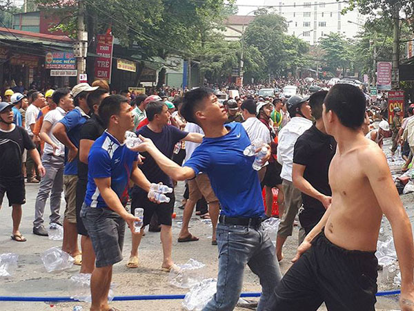 Video: Người dân ném chai nước để dập đám cháy nhà ở Hà Tĩnh