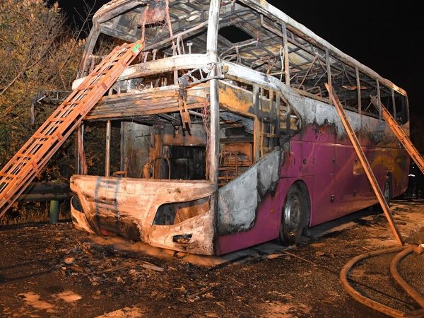 Xe bus Trung Quốc bốc cháy trên đường cao tốc, 26 người thiệt mạng