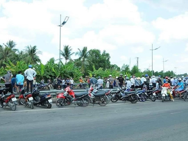 Bị truy đuổi, thiếu niên tông vào dải phân cách tử vong