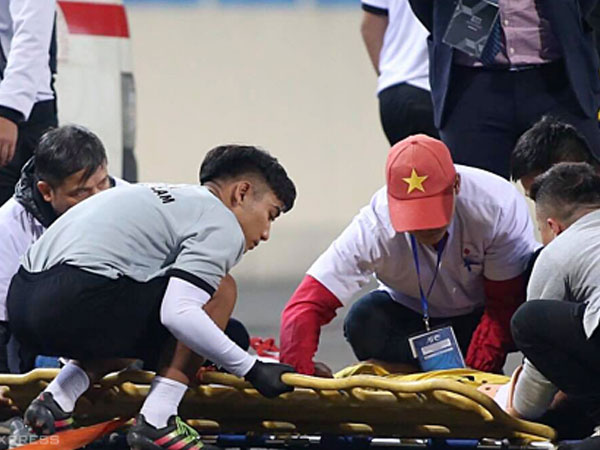 Cầu thủ Brunei nhập viện cấp cứu