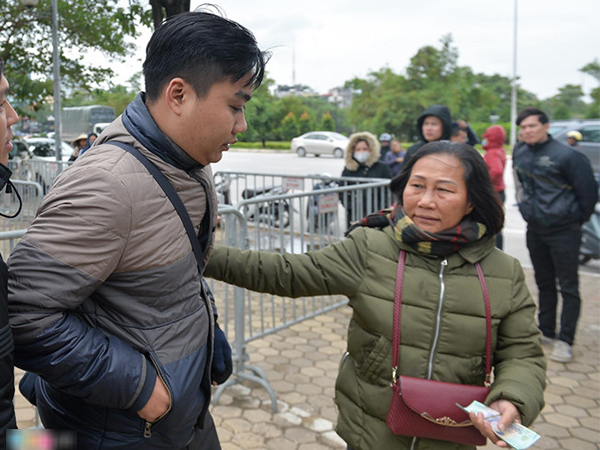 Giá 'vé chợ đen' tăng nhẹ trước trận U23 Việt Nam đối đầu Indonesia