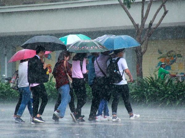 Người Sài Gòn trở tay không kịp, người ướt sũng chạy cơn mưa sau nhiều tháng nắng gắt