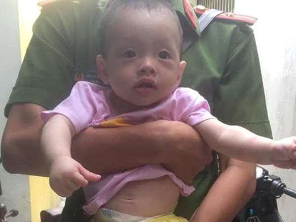 Trẻ bị bỏ rơi trên vỉa hè Quy Nhơn giữa đêm khuya