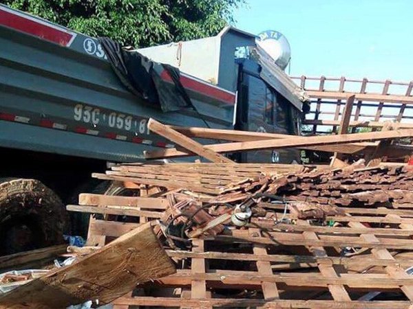 Xe ben chở cát lao vào nhà dân lúc rạng sáng, 2 vợ chồng thương vong