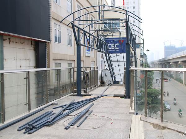 6 tháng rồi mà nhà ga đường sắt Cát Linh - Hà Đông nơi ngổn ngang, nơi ngập rác