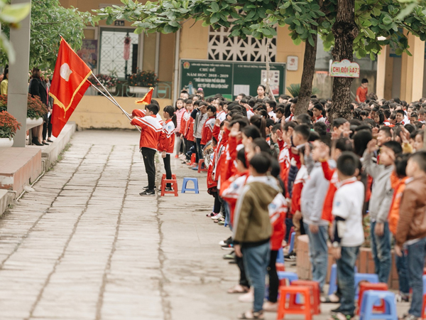 Buổi chào cờ lặng lẽ và phút mặc niệm ở mái trường nơi 8 em học sinh đuối nước thương tâm