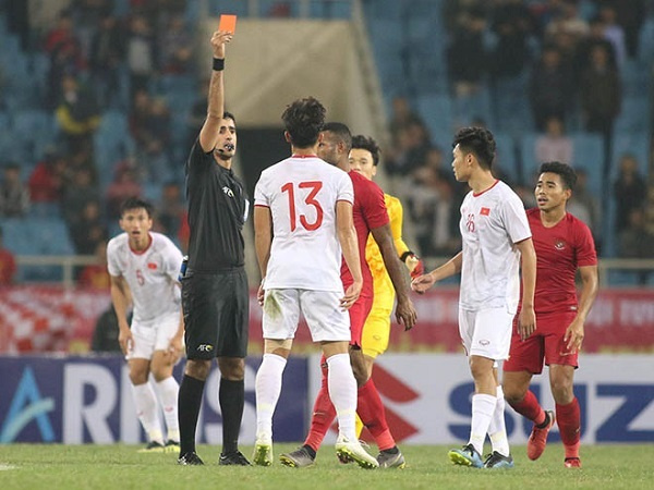 Cầu thủ nghi gian lận tuổi của U23 Indonesia gây phẫn nộ vì pha 'đánh lén' Đức Chinh