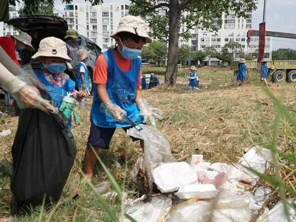 Cho trẻ mầm non đeo găng tay nilon tham gia 'thử thách dọn rác', nhà trường lên tiếng