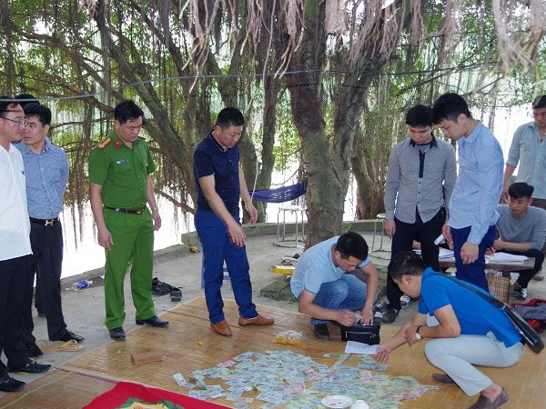 Công an Hưng Yên triệt phá sới bạc khủng, bắt 42 đối tượng