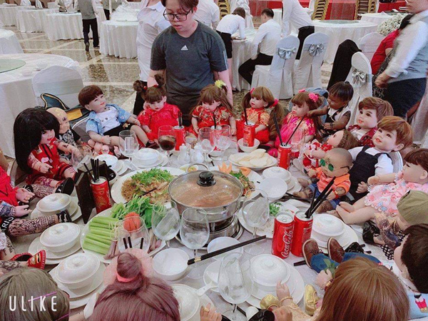 Hết hồn hình ảnh đám cưới có sự góp mặt của 18 con Kumanthong ngồi chật kín 1 bàn tiệc, ăn lẩu, uống nước ngọt 'như thật'