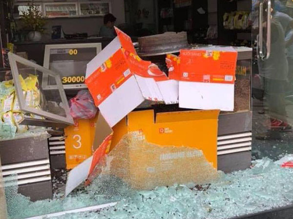 Hy hữu xe ben nổ lốp, mâm bánh xe văng như 'tên bắn' vào 1 cửa hàng