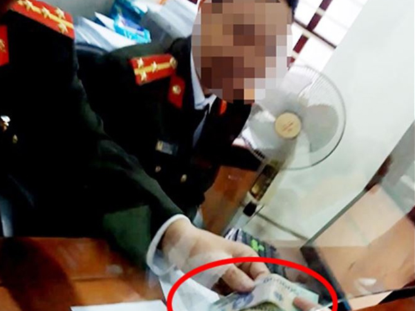 Làm hộ chiếu nhanh: Ngã giá tại phòng quản lý xuất nhập cảnh