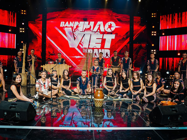 Màn trộn lẫn hit Lam Trường, Mỹ Tâm, Phương Vy khiến các giám khảo bàn tán sôi nổi