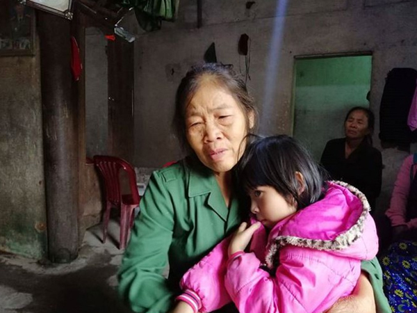 Người thân ngóng đợi thi thể các nạn nhân trong vụ tai nạn ở Thái Lan, không khí tang thương bao phủ cả vùng quê nghèo