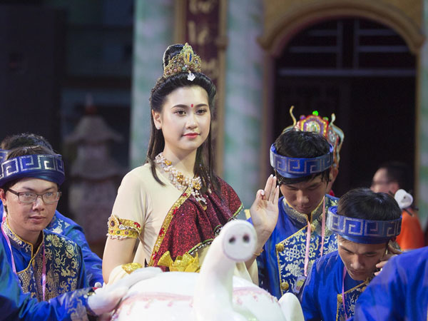 'Quán Thế Âm Bồ Tát' xinh đẹp giữa biển người ở Đà Nẵng